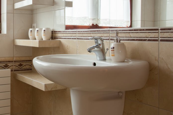 lavabo blanc à l'intérieur de la salle de bain