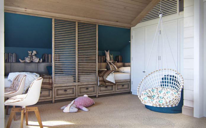 chambre d'enfant de style campagnard avec chaise suspendue