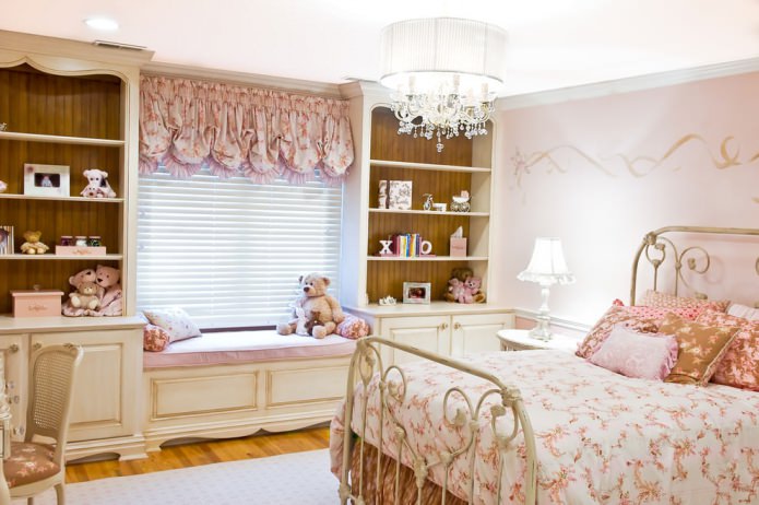 chambre d'enfant dans un style campagnard en rose