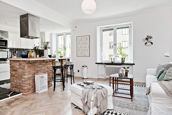 barre de zonage en brique à l'intérieur de la cuisine-salon