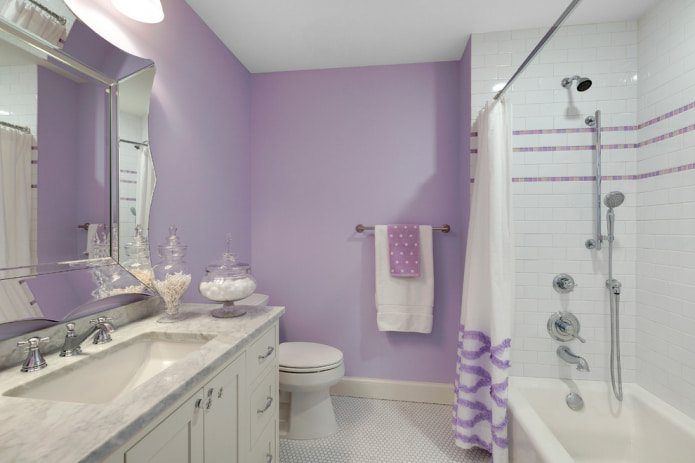 salle de bain de couleur blanc et lilas