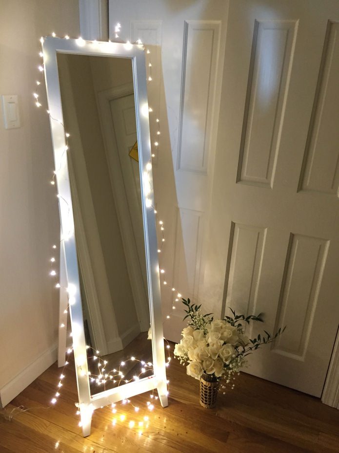 Décorer un miroir avec une guirlande