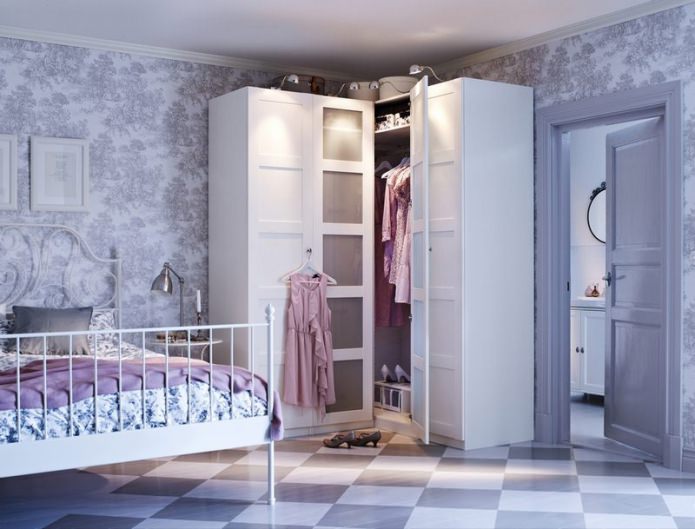 portes battantes pour l'armoire d'angle dans la chambre