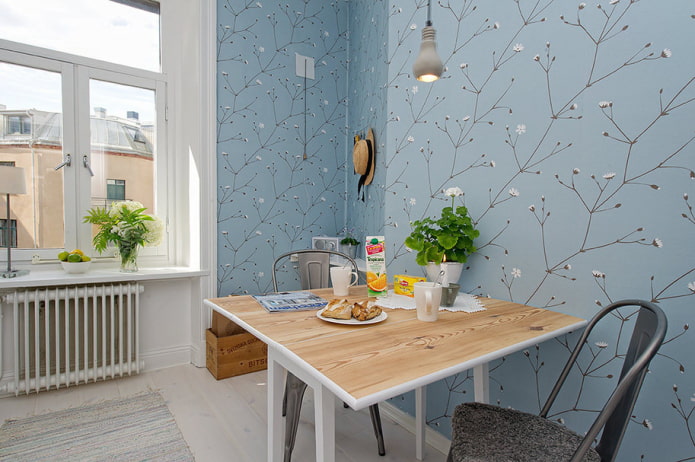 Cuisine de style scandinave avec papier peint bleu