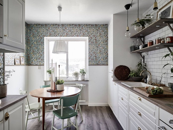 Table ronde à l'intérieur de la cuisine