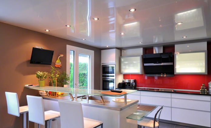 Plafond tendu brillant dans la cuisine