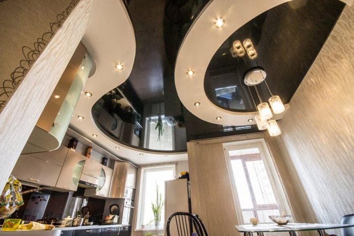 Plafond tendu brillant dans la cuisine