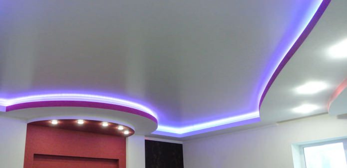 Plafond en placoplâtre lumineux dans la cuisine