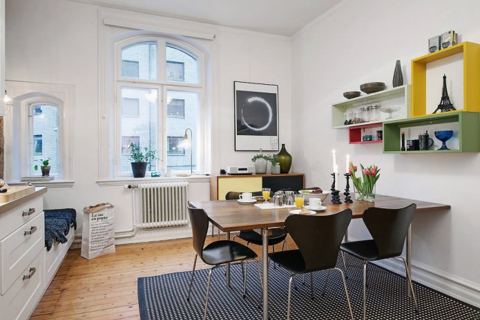 Table à l'intérieur de la cuisine