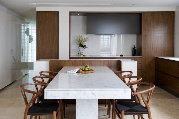 table de cuisine en pierre à l'intérieur de la cuisine