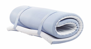 Matelas mince orthopédique sur le canapé