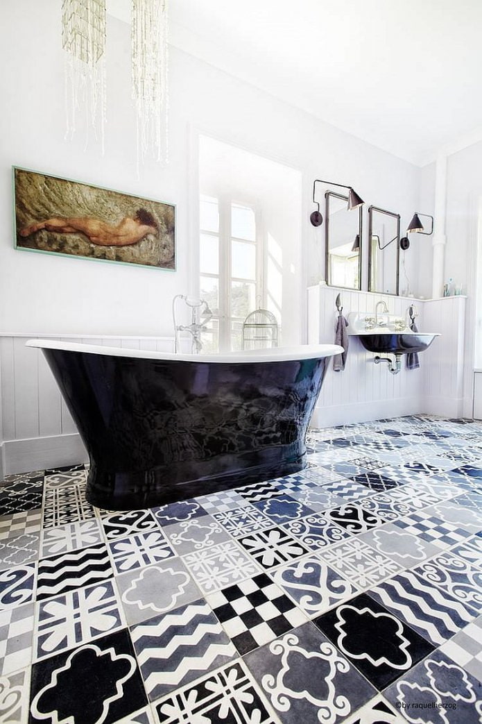 Carrelage patchwork dans la salle de bain