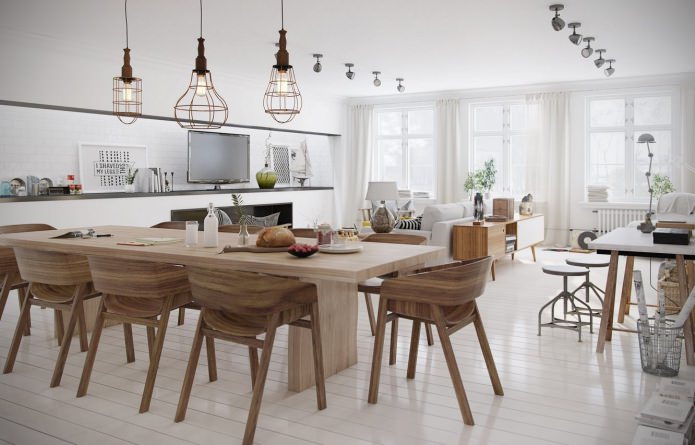 Chaises en bois à l'intérieur