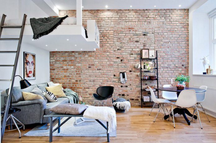 Pulang brick sa interior