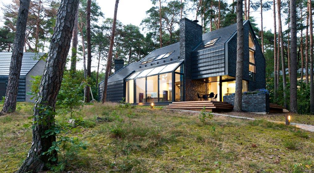 belle maison avec fenêtres panoramiques