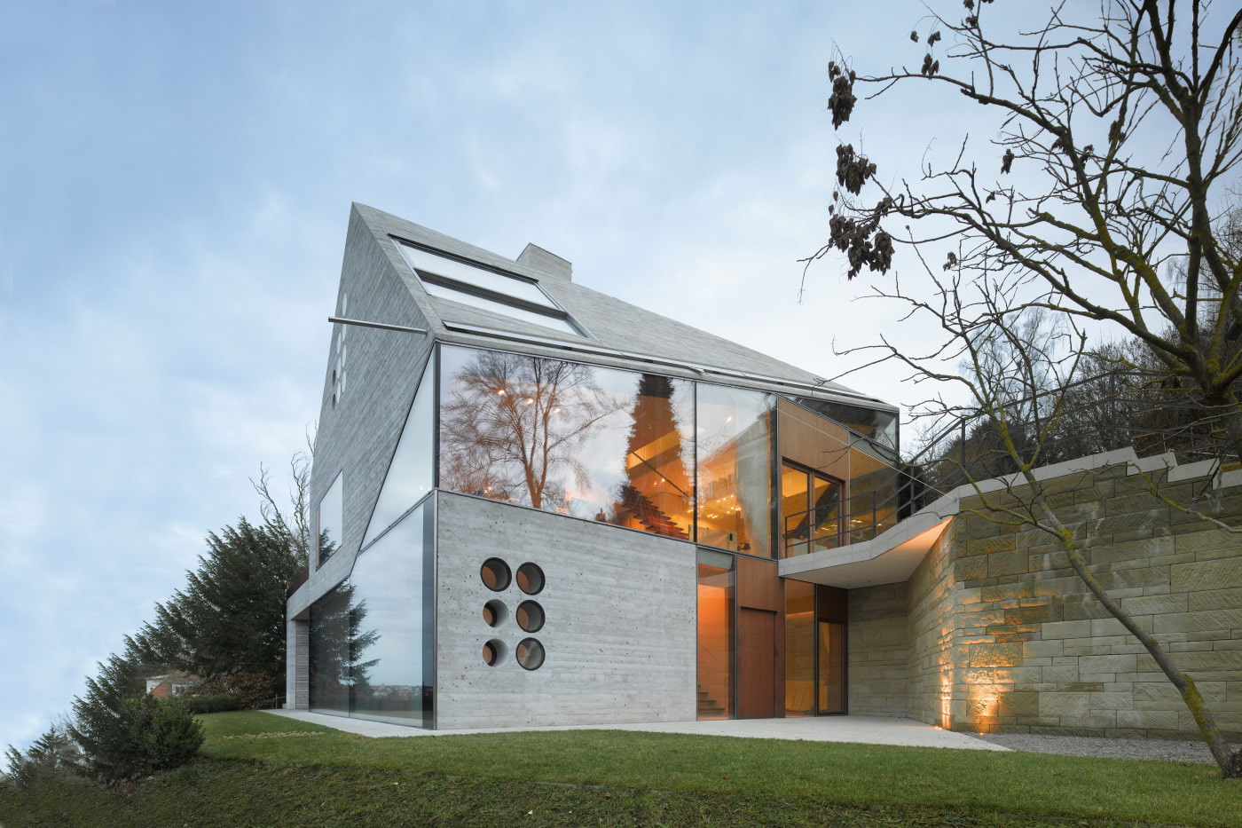 maison insolite avec fenêtres panoramiques