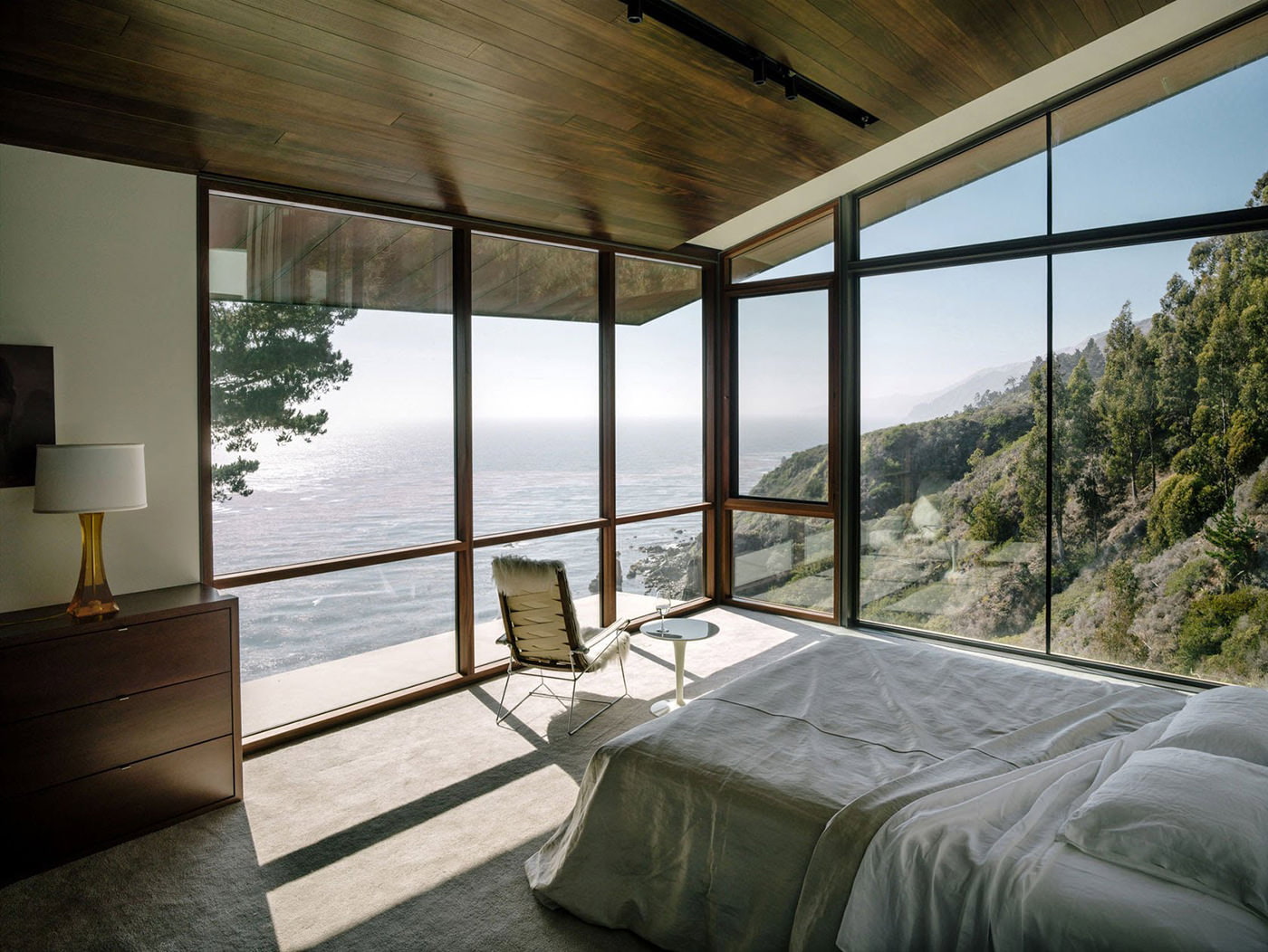 intérieur de chambre dans une maison de campagne avec fenêtres panoramiques