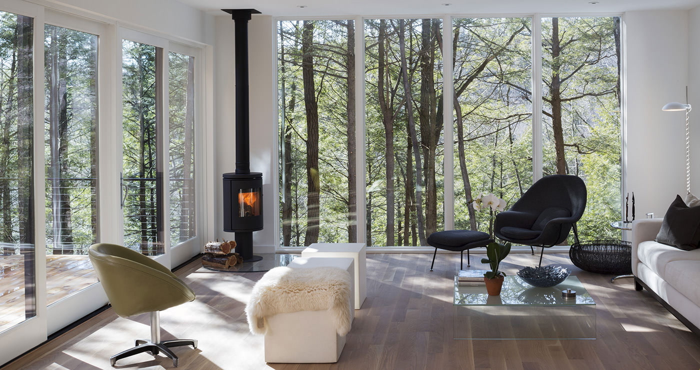 Intérieur d'une maison de campagne avec fenêtres panoramiques