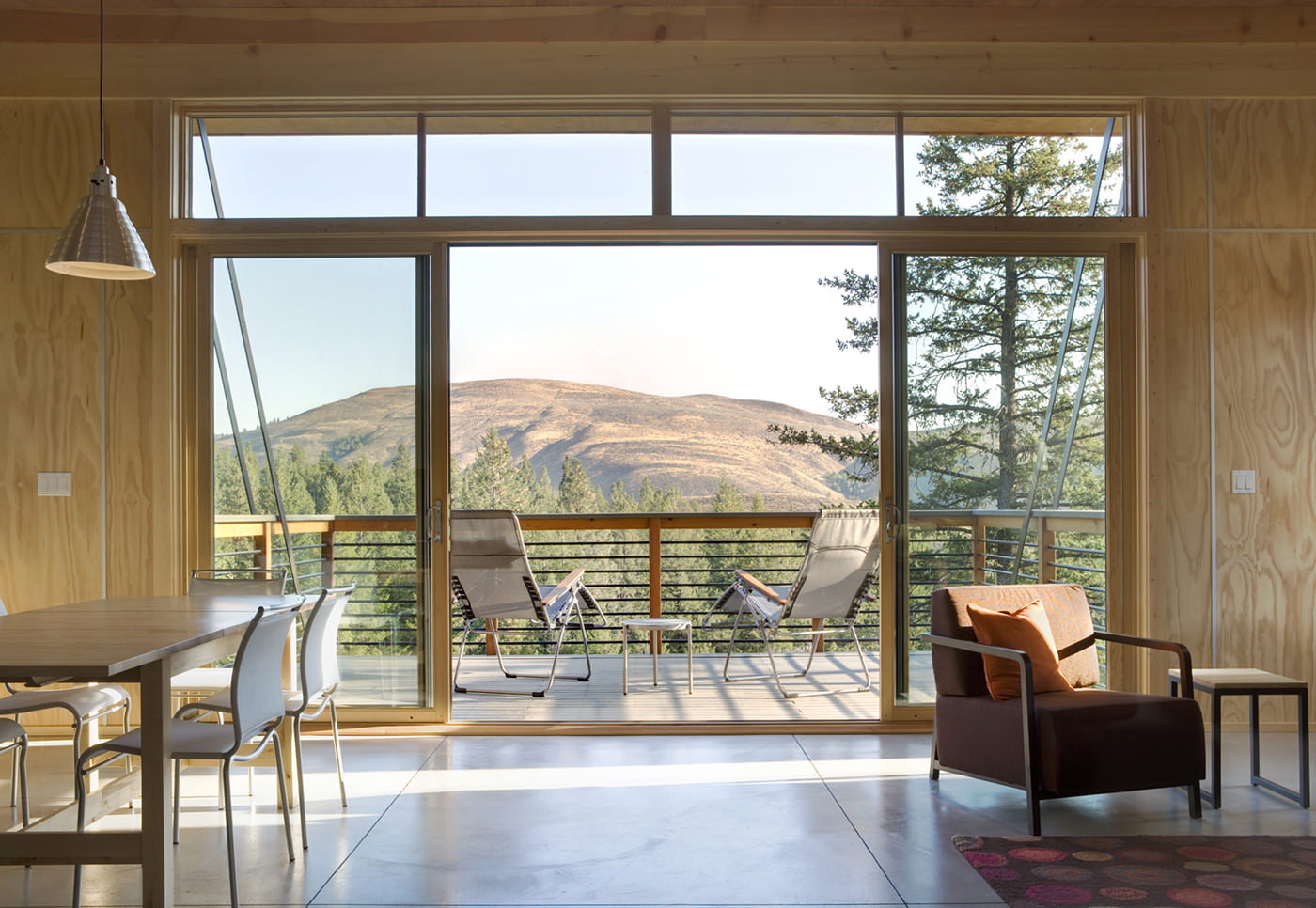 Intérieur d'une maison de campagne avec fenêtres panoramiques