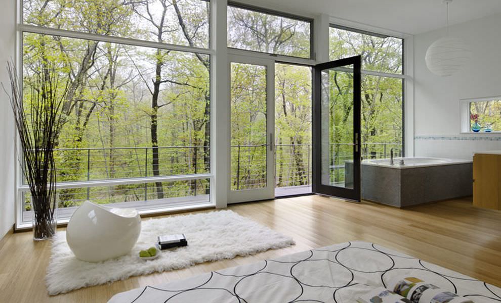 Intérieur d'une maison de campagne avec fenêtres panoramiques