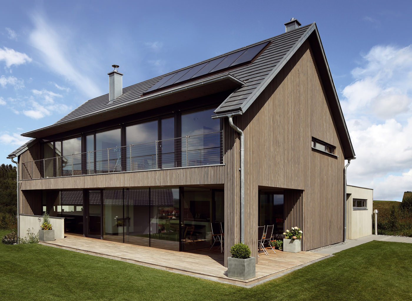 maison à deux étages avec fenêtres panoramiques