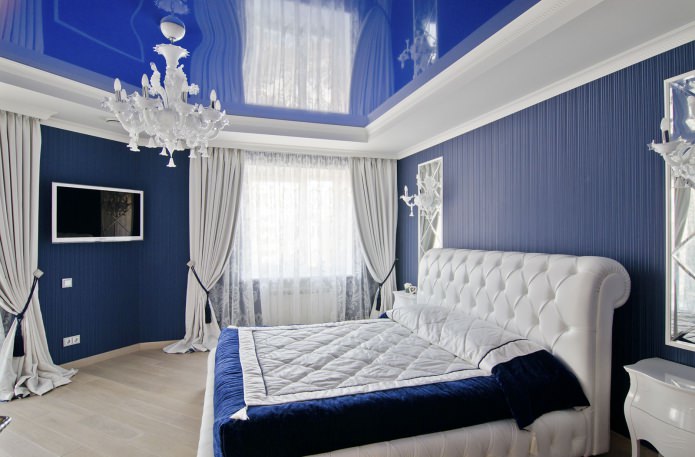 plafond bleu dans la chambre