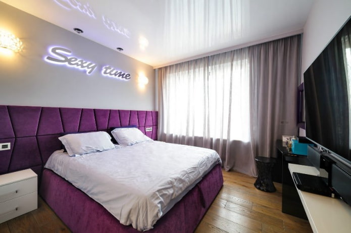 chambre avec lit violet