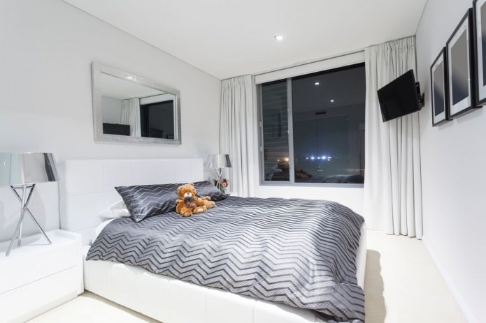 plafond tendu à un niveau dans la chambre en blanc