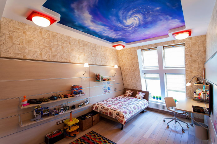 Plafond bleu dans la chambre des enfants