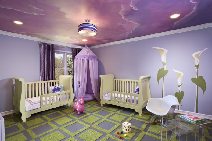 plafond tendu violet à l'intérieur d'une chambre d'enfant