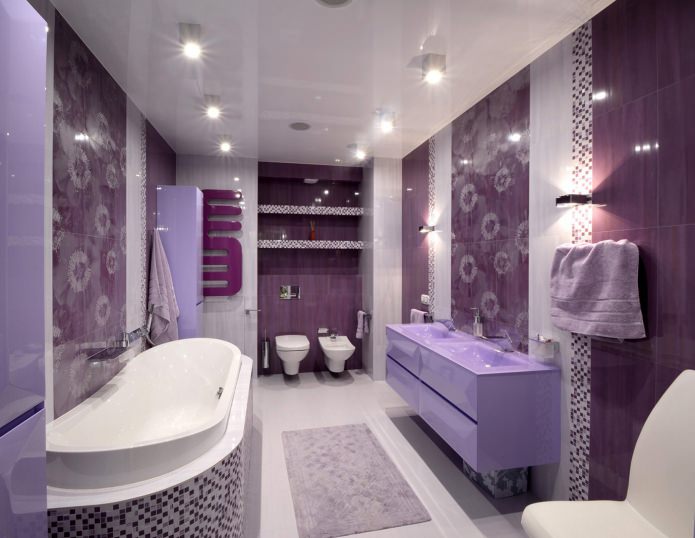 salle de bain violette avec luminaires blancs