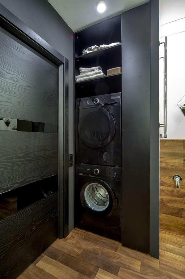 intérieur de salle de bain moderne avec laveuse et sécheuse