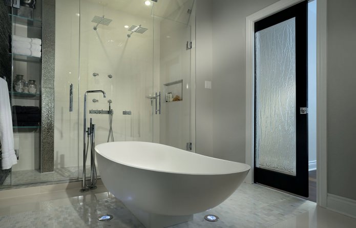 porte en verre dans un design de salle de bain moderne