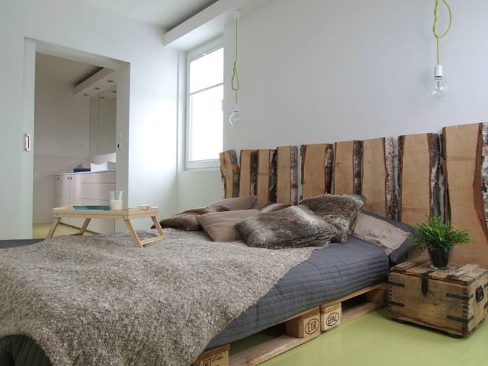 matelas sur palettes et tête de lit en traits de scie