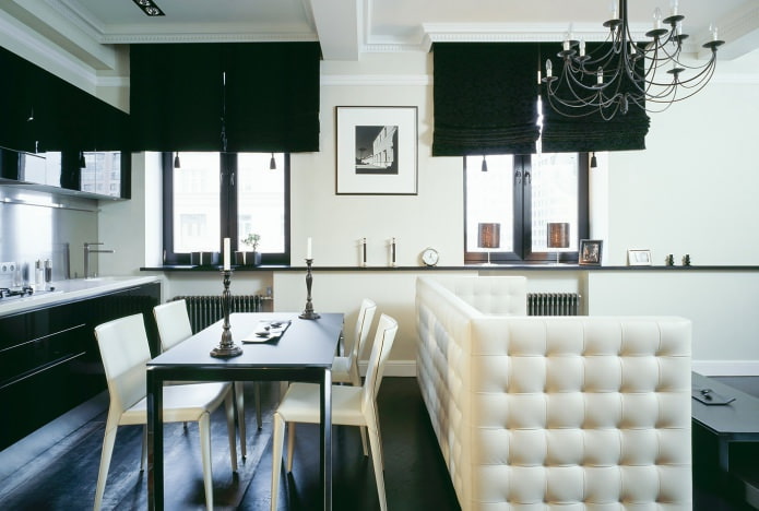 Intérieur noir et blanc de cuisine-salon