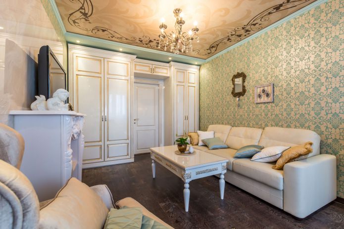 Plafond tendu à l'intérieur du salon dans le style classique