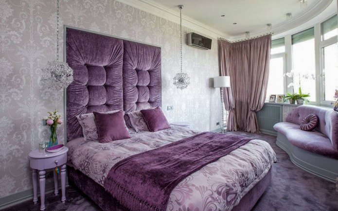 Intérieur de chambre gris-violet avec une tête de lit douce