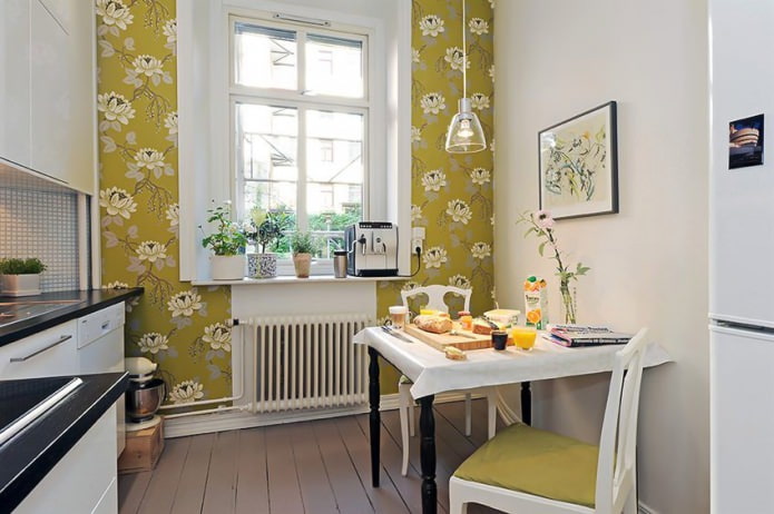 Papier peint floral vert dans la conception de cuisine de style scandinave