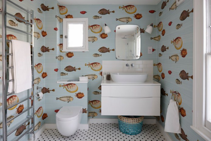 poisson sur le mur de la salle de bain