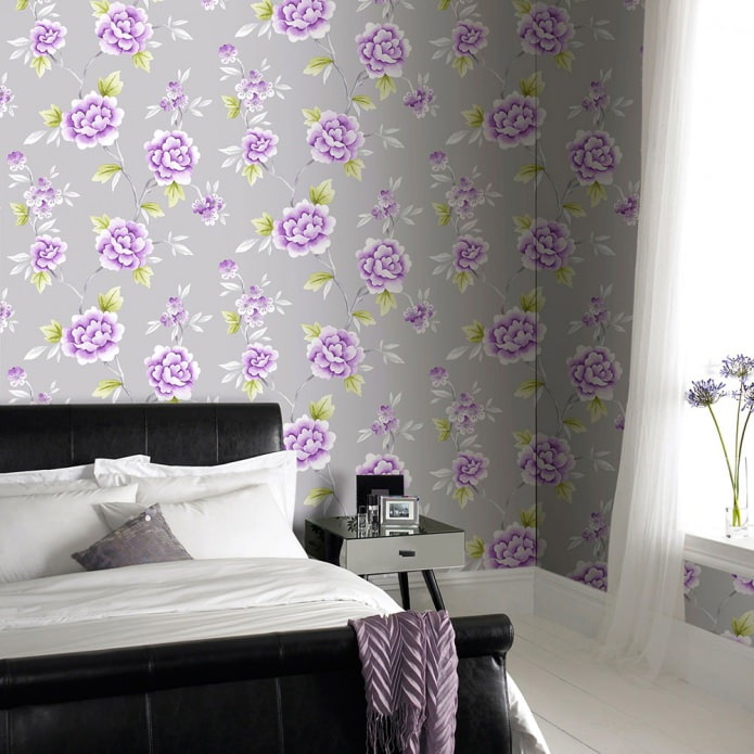 Papier peint gris-violet dans la chambre