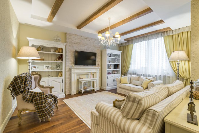 plafond avec poutres à l'intérieur du hall