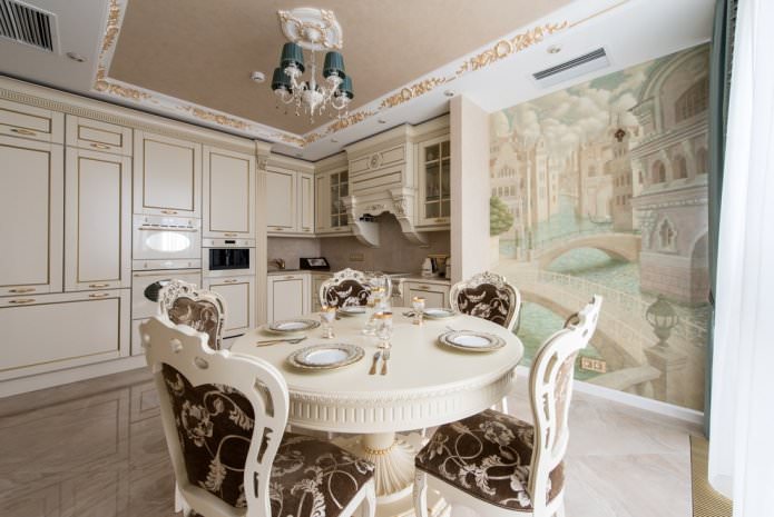 plafond beige dans la cuisine dans le style classique