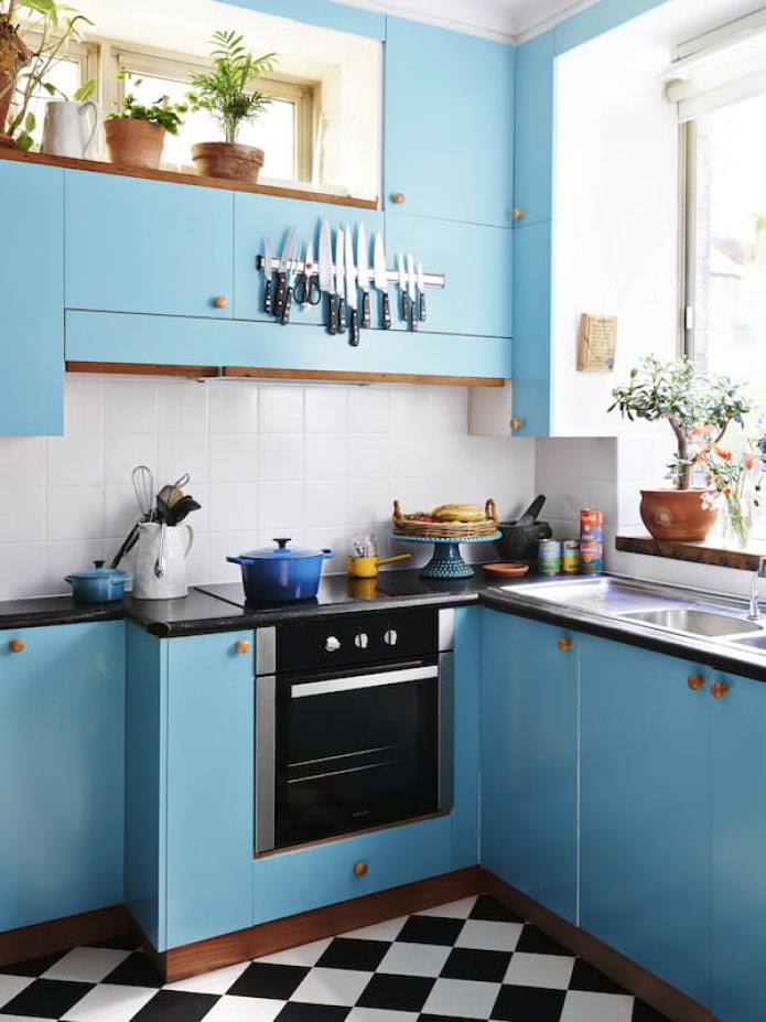 ensemble bleu à l'intérieur de la cuisine