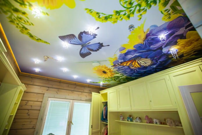 plafond tendu avec impression photo dans la chambre des enfants