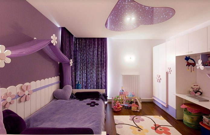 Plafond blanc et lilas