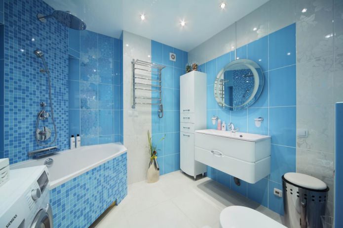 Intérieur de salle de bain blanc et bleu