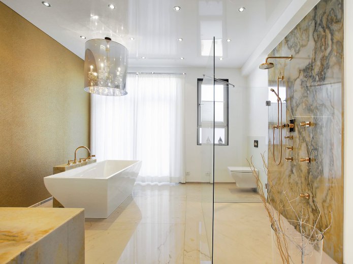 plafond brillant dans la salle de bain