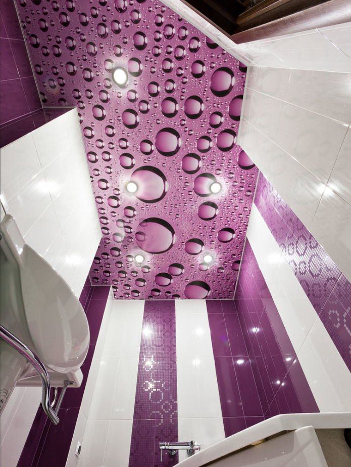 plafond violet dans la salle de bain