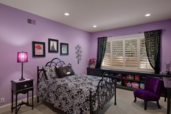 Intérieur noir et violet d'une chambre d'enfant