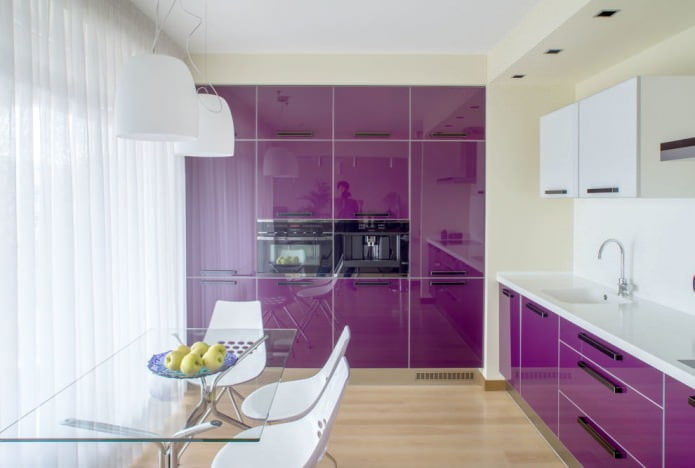 design de cuisine dans les tons beige et violet